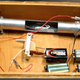 Imagen: Una reproducción del FBI de una bomba fabricada por el Unabomber expuesta en Newseum en Washington D.C. Wikimedia Commons